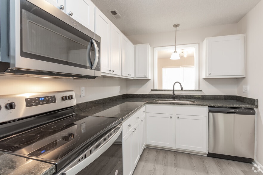 Primary Photo - Skyside Landing Apartments