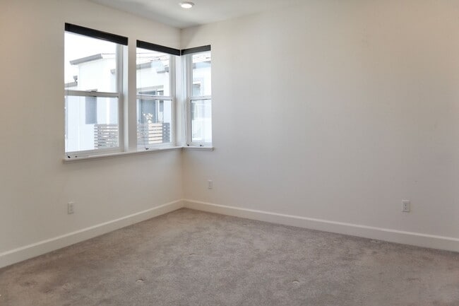 Building Photo - Gorgeous 3-story Townhome Available for Re...