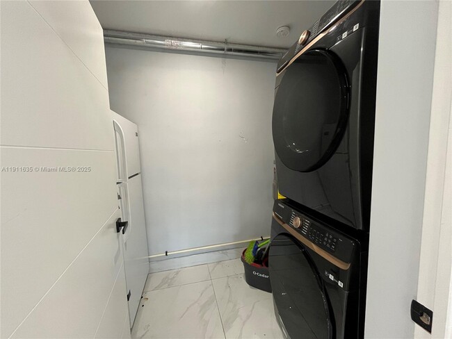 Building Photo - 575 NE 179th Dr