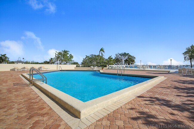 Building Photo - 5600 N Flagler Dr