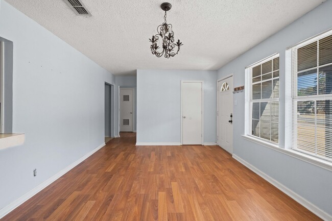 Building Photo - Vintage Home in Medical District *HALF-OFF...