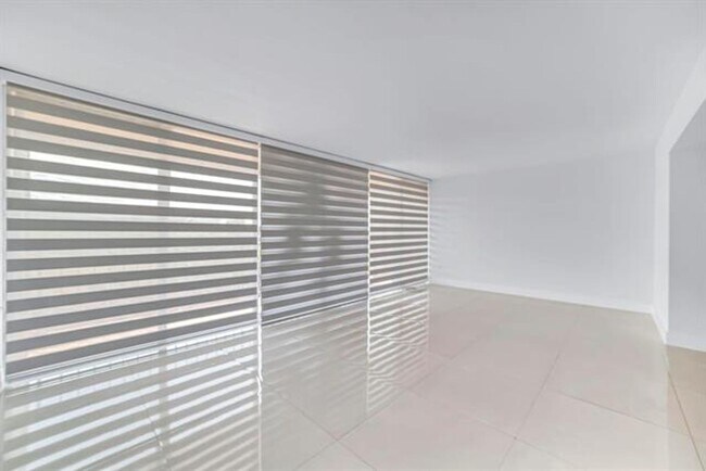 Building Photo - 9240 Fontainebleau Blvd