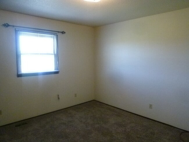 Building Photo - 2 Bedroom Duplex with Attached Garage