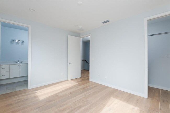 Building Photo - 530 W Plaza Pl