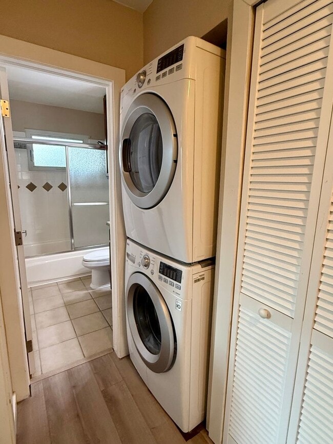Building Photo - Charming 2BR Townhome w/ Attached Garage in Prime Lakewood Location!