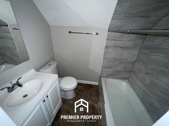 Building Photo - Spacious 4BR/2BA Home in 38118 | Hardwood Floors & Large Fenced Backyard