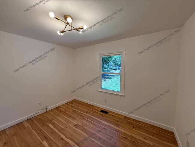 Building Photo - 2707 Stratford Dr