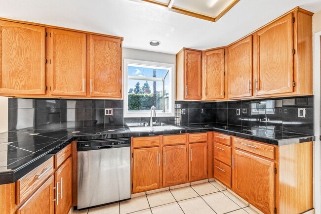 Building Photo - Charming 3-Bedroom, 2-Bathroom Home in Prime North Huntington Beach Location