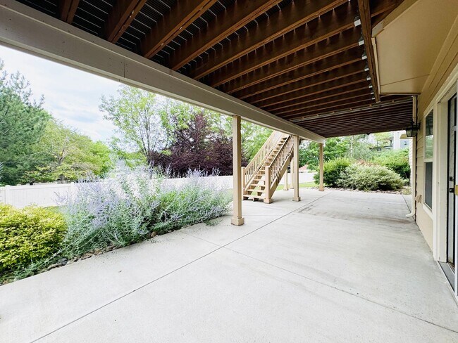 Building Photo - Stunning Executive 4 Bedroom 2 Bath Home in Northwest Loveland - 3-Car Garage!