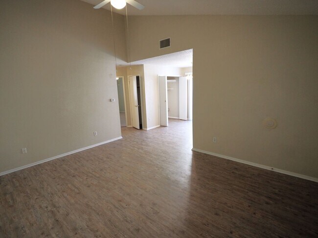 Building Photo - Amazing Round Rock Duplex!