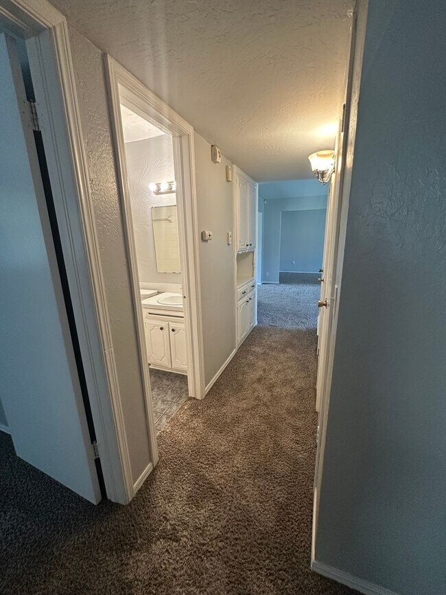 Building Photo - 4844 Woodview Dr