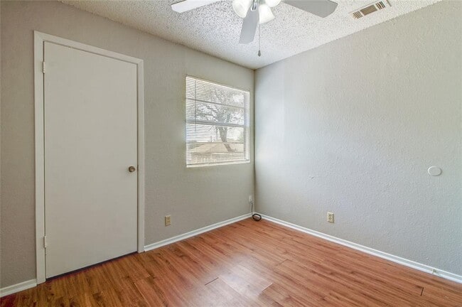 Building Photo - 400 Hedgewood Dr