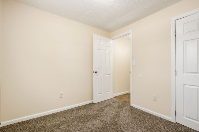 Building Photo - 611 Evergreen Terrace