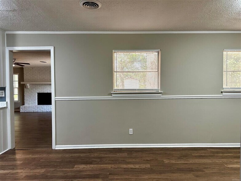 Building Photo - 1009 Rosedale Dr