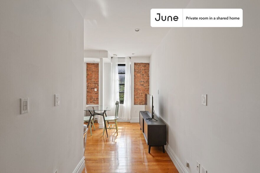 Building Photo - Private bedroom in 3 bed/2 bath Home