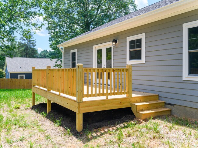 Building Photo - 27 W Chapel Rd