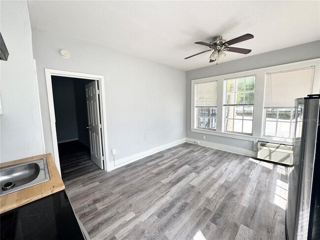 Building Photo - 704 Cordova Dr