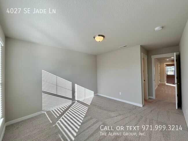 Building Photo - 4027 SE Jade Ln