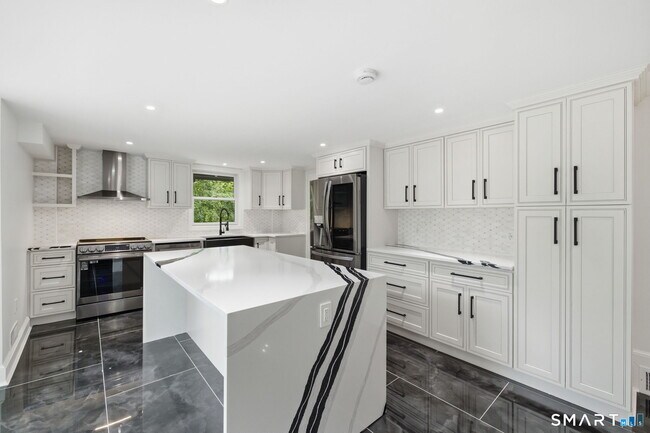 Building Photo - 1 Tulip Tree Ln