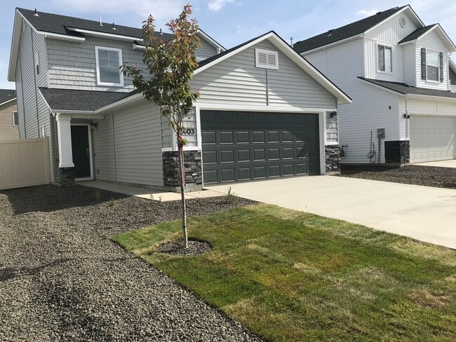 Building Photo - Beautiful brand new 3 bed/2.5 bath home in...