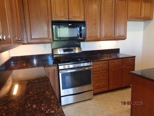 Building Photo - Large 2 Story Offering 3419 sq. ft. and 5 bedrooms plus loft