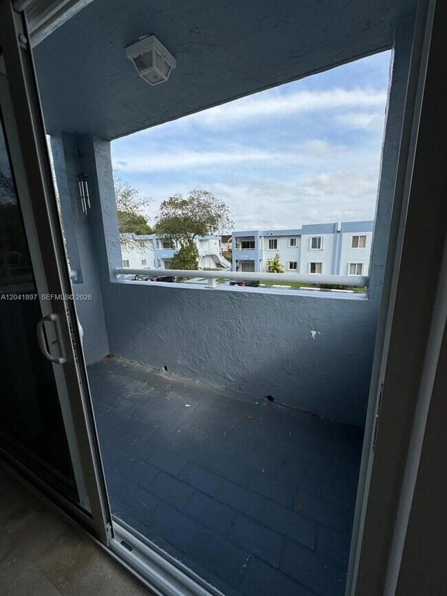 Building Photo - 6200 SW 131st Ct