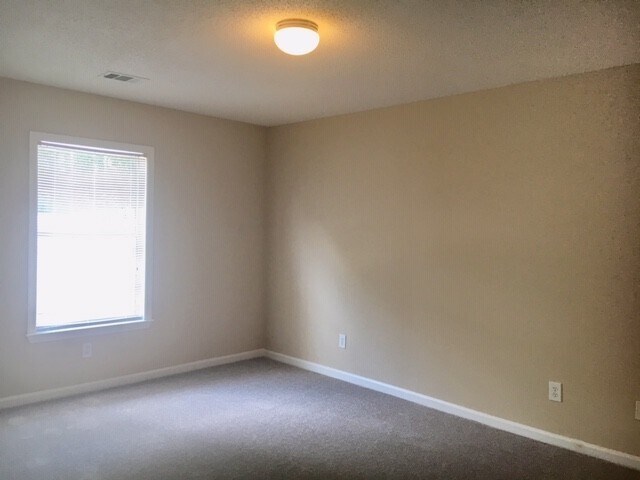 Building Photo - GARDEN HOME IN FOXCROFT COMMUNITY OFF POLO...