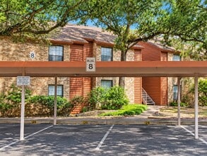 Building Photo - Move-In Special.  ½ off the first full month's rent with a 12 month lease