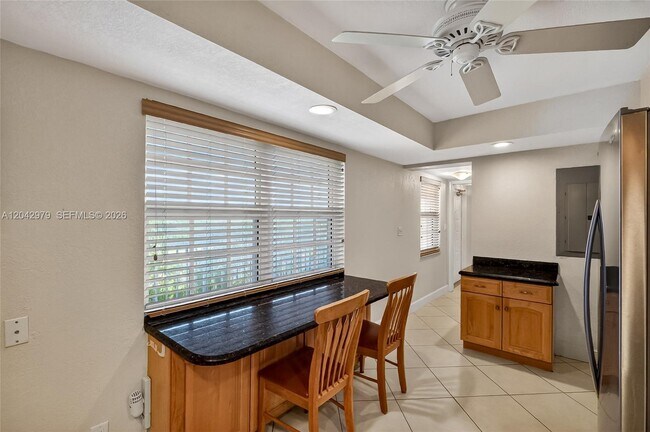 Building Photo - 4015 W Palm Aire Dr