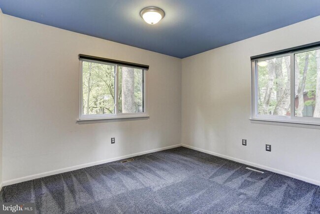 Building Photo - 10373 Currycomb Ct