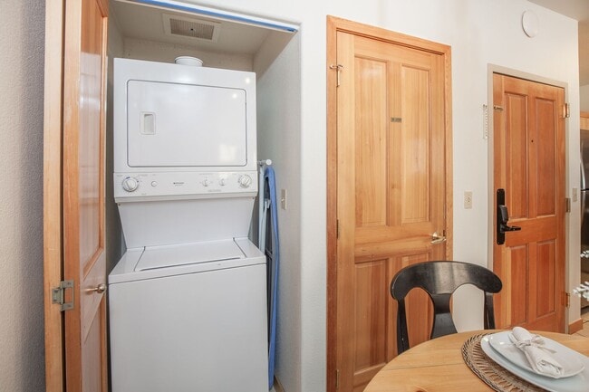 Building Photo - Evolve Real Estate: 6 Mos Lease Only Large Fully Furnished Condo Walking Distance to Keystone Vil...