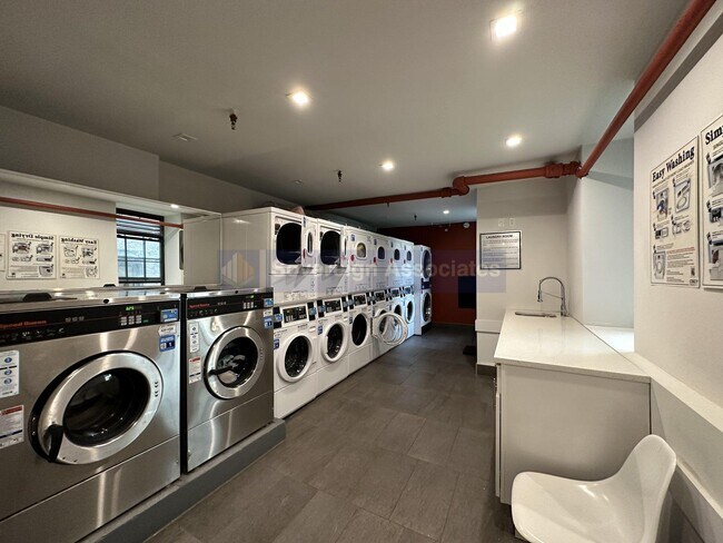 Building Photo - 45 Tiemann Pl