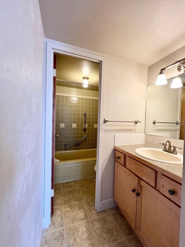 Building Photo - Downtown Fort Collins 2bd/1.5ba Condo with...