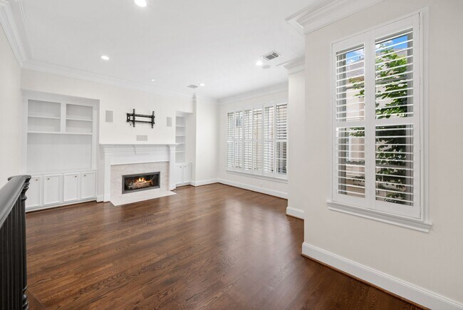 Building Photo - 1918 Greenwich Terrace Dr