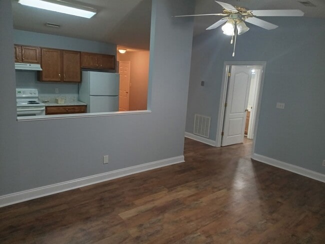 Building Photo - Knoxville 37912 - 2 bedroom, 2 bath condo with a 1-car garage - Call Lisa Vineyard and Shannon Ru...