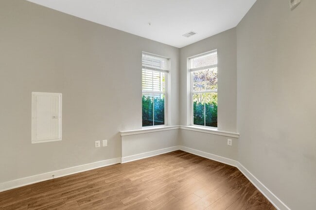 Building Photo - 1 bedroom 1 bathroom condo available immediately for rent