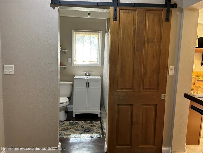 Building Photo - 2650 Lakeview Dr