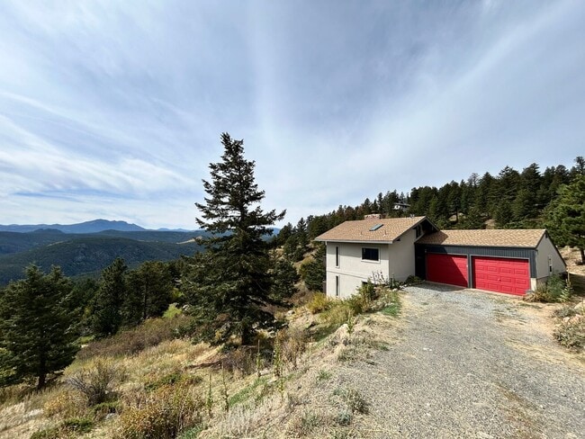 Building Photo - 2 Bedroom Mountain Home with Loft and Spec...