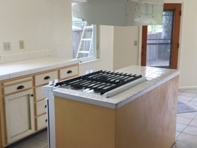 Building Photo - Light-Filled 3bedroom/2bath Near Highway &...