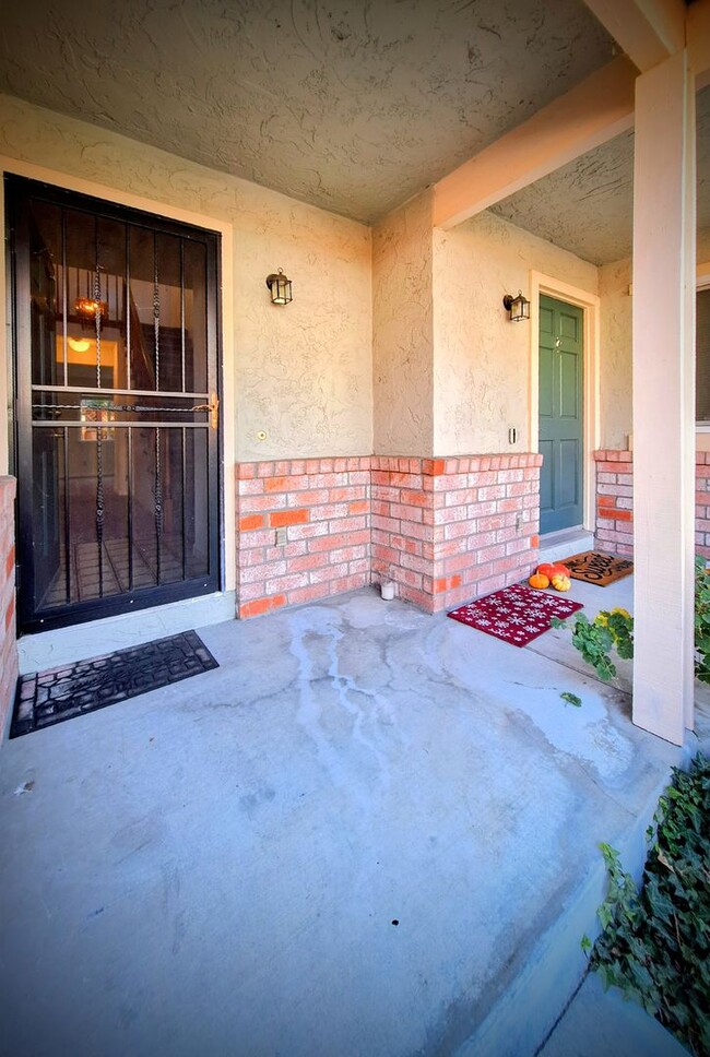 Building Photo - Beautiful Townhouse w/Laundry, Yard, Accep...