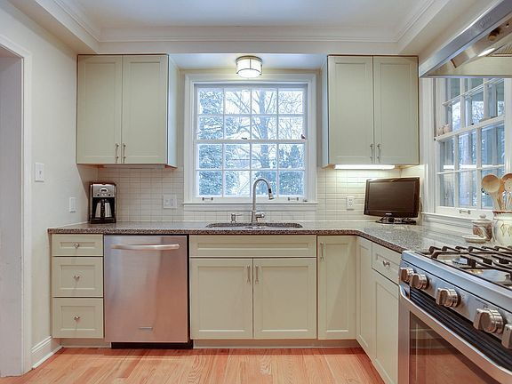 Building Photo - "Charming 3-Bed Home with Granite Elegance...