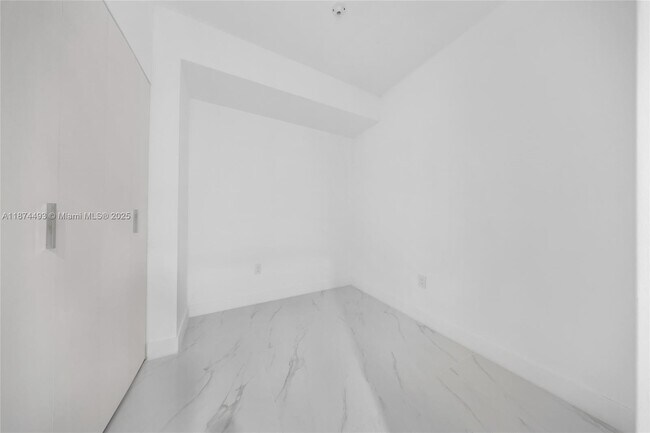 Building Photo - 700 NE 24th St