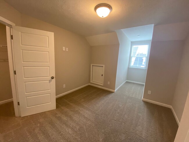 Building Photo - 3 BD 2.5 BA | 2 Car Garage | End Unit Townhome