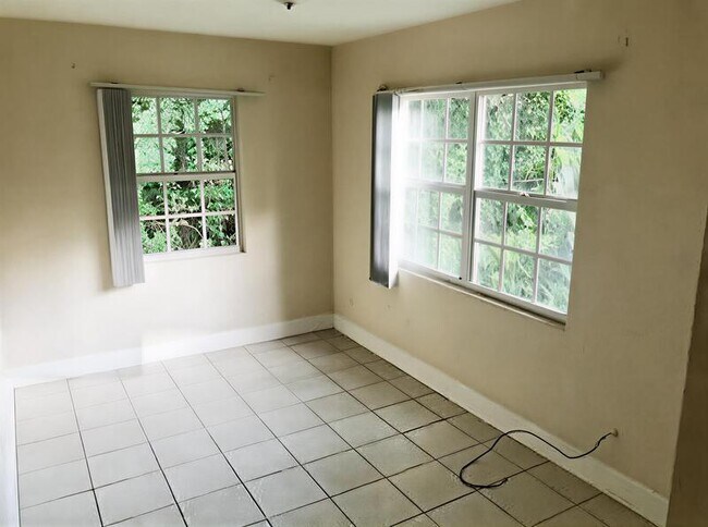 Building Photo - 212 E Drury Ave