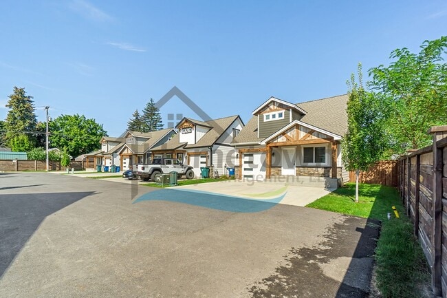 Building Photo - 2 Bedroom 2 Bath Home with Attached Garage...