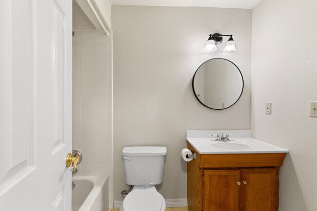 Building Photo - Updated Townhome with Views – Minutes to P...