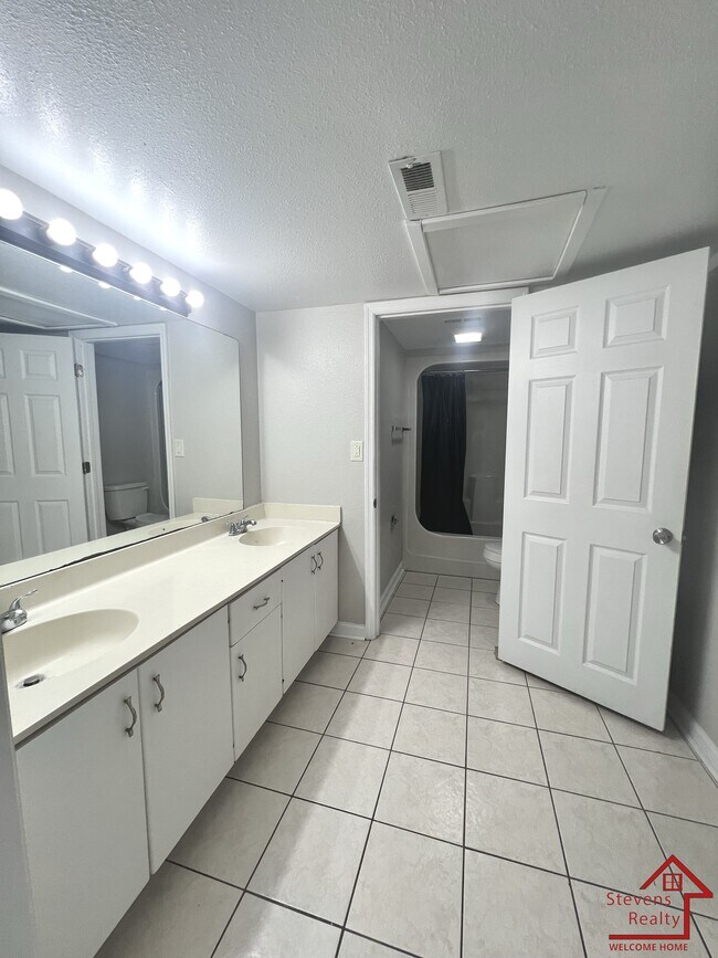 Building Photo - 915 S Seminole Dr