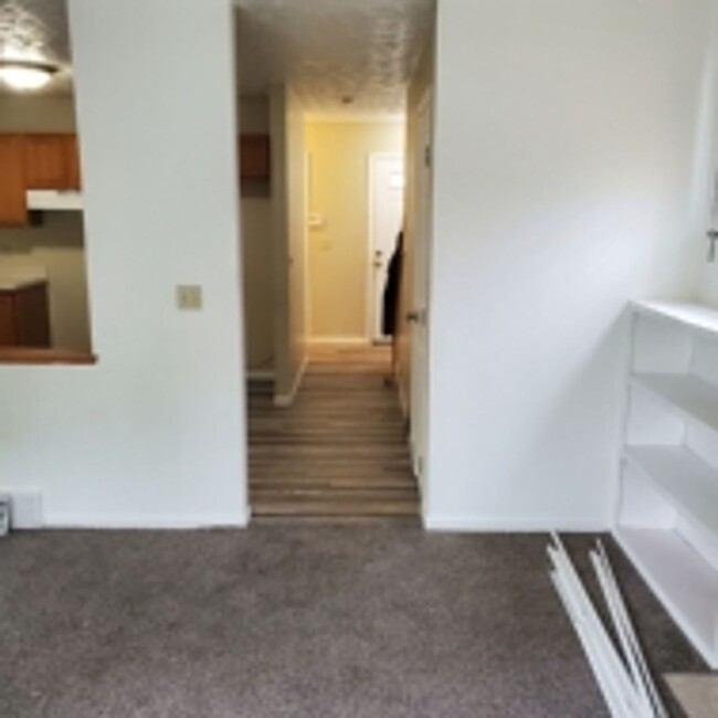 Building Photo - 2/3 Bed Room 1 ½ Townhouse for rent.