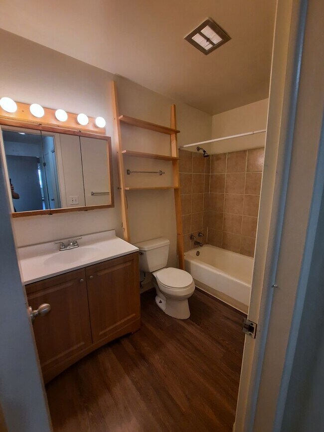 Building Photo - Big private balcony | walking distance to downtown | Mountain views | Abundant natural light