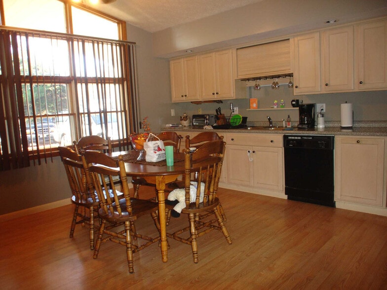 Building Photo - 8074 Rolling Hills Dr
